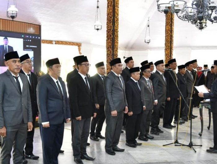 FOTO: Bupati Sumenep, Achmad Fauzi Wongsojudo, melantik dan pengambilan sumpah jabatan 25 pejabat administrator, di lingkungan Pemkab Sumenep. (Ist/wartazone.com)