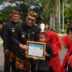 FOTO: Bupati Pamekasan, Dr. KH. Kholilurrahman, menyerahkan penghargaan kepada pelajar berprestasi usai upacara Hari Pendidikan Nasional (Hardiknas) 2026 di halaman Kantor Bupati Pamekasan, Senin (4/5/2026).