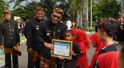 FOTO: Bupati Pamekasan, Dr. KH. Kholilurrahman, menyerahkan penghargaan kepada pelajar berprestasi usai upacara Hari Pendidikan Nasional (Hardiknas) 2026 di halaman Kantor Bupati Pamekasan, Senin (4/5/2026).