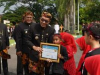 FOTO: Bupati Pamekasan, Dr. KH. Kholilurrahman, menyerahkan penghargaan kepada pelajar berprestasi usai upacara Hari Pendidikan Nasional (Hardiknas) 2026 di halaman Kantor Bupati Pamekasan, Senin (4/5/2026).