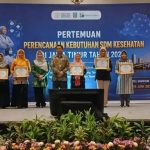 FOTO: Perwakilan Dinas Kesehatan Pamekasan menerima penghargaan SDMK Terbaik I se-Jawa Timur dari Dinas Kesehatan Provinsi Jawa Timur di Surabaya, Rabu (18/6/2026).