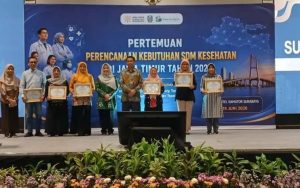 FOTO: Perwakilan Dinas Kesehatan Pamekasan menerima penghargaan SDMK Terbaik I se-Jawa Timur dari Dinas Kesehatan Provinsi Jawa Timur di Surabaya, Rabu (18/6/2026).