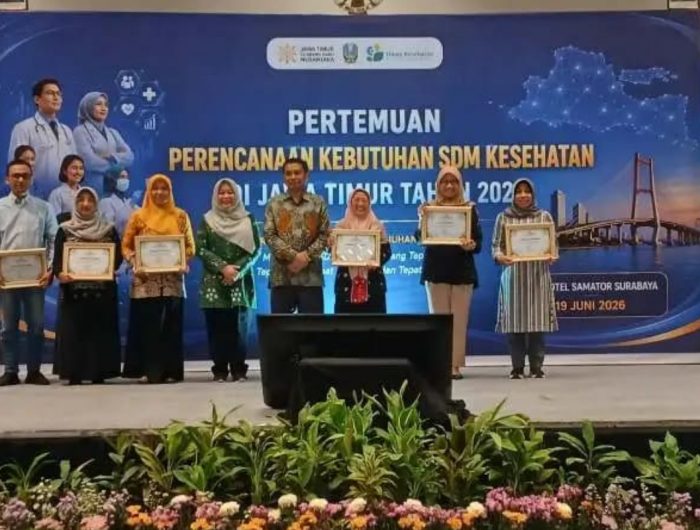 FOTO: Perwakilan Dinas Kesehatan Pamekasan menerima penghargaan SDMK Terbaik I se-Jawa Timur dari Dinas Kesehatan Provinsi Jawa Timur di Surabaya, Rabu (18/6/2026).