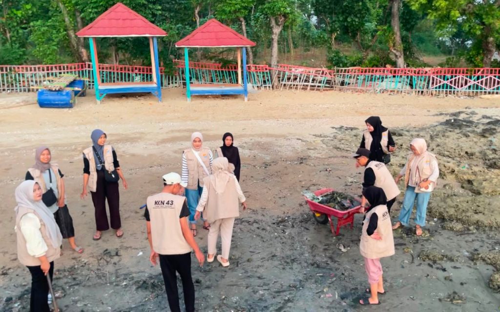 Mahasiswa KKN UTM Percantik Pantai Matahari Lobuk, Dorong Wisata Bersih dan UMKM Berbasis Digital