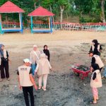 FOTO: Mahasiswa KKN Kelompok 43 Universitas Trunojoyo Madura (UTM) saat melaksanakan agenda bersih-bersih sampah di kawasan Pantai Matahari, Desa Lobuk, Kecamatan Bluto, Kabupaten Sumenep. (Ist/wartazone.com)