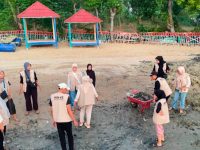 FOTO: Mahasiswa KKN Kelompok 43 Universitas Trunojoyo Madura (UTM) saat melaksanakan agenda bersih-bersih sampah di kawasan Pantai Matahari, Desa Lobuk, Kecamatan Bluto, Kabupaten Sumenep. (Ist/wartazone.com)