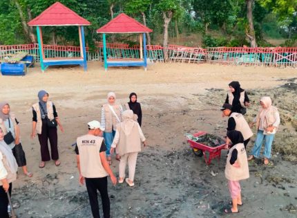 FOTO: Mahasiswa KKN Kelompok 43 Universitas Trunojoyo Madura (UTM) saat melaksanakan agenda bersih-bersih sampah di kawasan Pantai Matahari, Desa Lobuk, Kecamatan Bluto, Kabupaten Sumenep. (Ist/wartazone.com)
