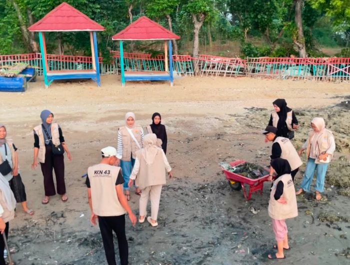 FOTO: Mahasiswa KKN Kelompok 43 Universitas Trunojoyo Madura (UTM) saat melaksanakan agenda bersih-bersih sampah di kawasan Pantai Matahari, Desa Lobuk, Kecamatan Bluto, Kabupaten Sumenep. (Ist/wartazone.com)