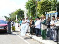 FOTO: Wakil Bupati Sumenep, KH. Imam Hasyim, saat melepas keberangkatan Jemaah Shalawat Nariyah Kabupaten Sumenep untuk menghadiri Haul Masyayikh se-Nusantara di Alun-Alun Kabupaten Situbondo, Sabtu (18/7/2026).
