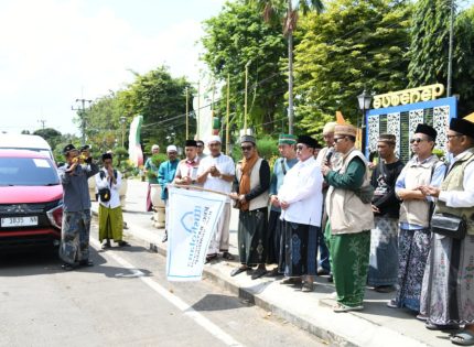 FOTO: Wakil Bupati Sumenep, KH. Imam Hasyim, saat melepas keberangkatan Jemaah Shalawat Nariyah Kabupaten Sumenep untuk menghadiri Haul Masyayikh se-Nusantara di Alun-Alun Kabupaten Situbondo, Sabtu (18/7/2026).