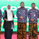 FOTO: Direktur RSUD dr. H. Moh. Anwar, dr. Erliyati, menerima Koperasi Sehat dari Pemerintah Kabupaten Sumenep, pada peringatan Hari Koperasi ke-79, di Pendopo Agung Keraton Sumenep, Kamis (16/7/2026).