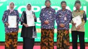 FOTO: Direktur RSUD dr. H. Moh. Anwar, dr. Erliyati, menerima Koperasi Sehat dari Pemerintah Kabupaten Sumenep, pada peringatan Hari Koperasi ke-79, di Pendopo Agung Keraton Sumenep, Kamis (16/7/2026).