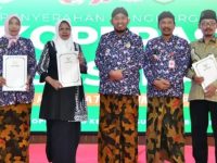 FOTO: Direktur RSUD dr. H. Moh. Anwar, dr. Erliyati, menerima Koperasi Sehat dari Pemerintah Kabupaten Sumenep, pada peringatan Hari Koperasi ke-79, di Pendopo Agung Keraton Sumenep, Kamis (16/7/2026).