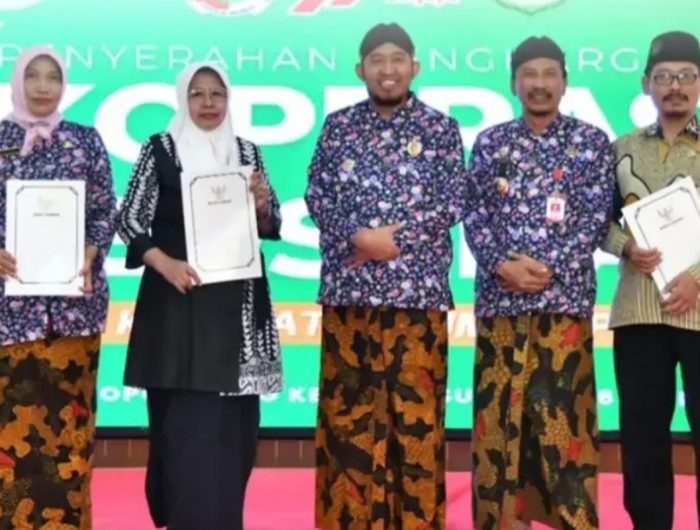 FOTO: Direktur RSUD dr. H. Moh. Anwar, dr. Erliyati, menerima Koperasi Sehat dari Pemerintah Kabupaten Sumenep, pada peringatan Hari Koperasi ke-79, di Pendopo Agung Keraton Sumenep, Kamis (16/7/2026).