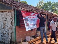 FOTO: Anggota DPR RI Said Abdullah, menyalurkan dana reses untuk membantu renovasi rumah tidak layak huni (RTLH) bagi warga Kecamatan Talango, Kabupaten Sumenep.