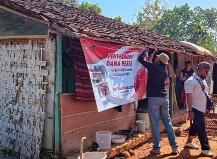 FOTO: Anggota DPR RI Said Abdullah, menyalurkan dana reses untuk membantu renovasi rumah tidak layak huni (RTLH) bagi warga Kecamatan Talango, Kabupaten Sumenep.