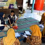 FOTO: KKN Kelompok 46 Universitas Trunojoyo Madura (UTM) saat menggelar pelatihan pengolahan cabe jamu (Piper retrofractum Vahl) menjadi minuman herbal bubuk. (Ist/wartazone.com)