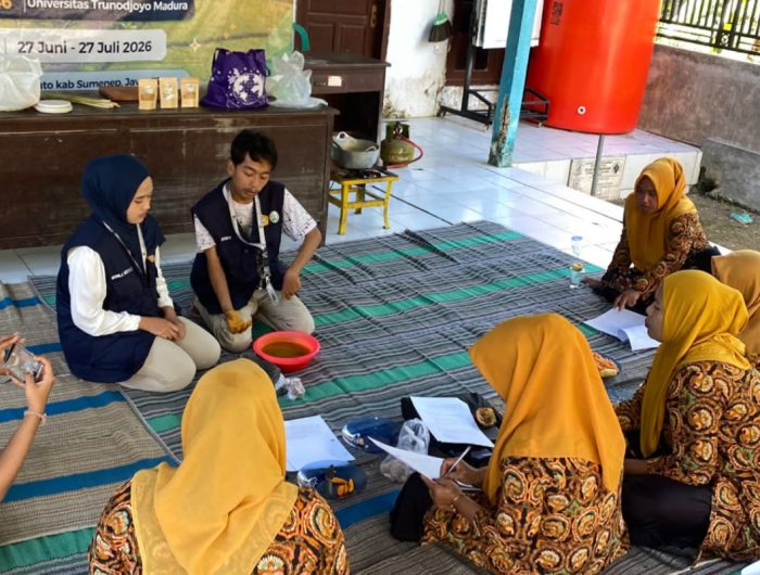 FOTO: KKN Kelompok 46 Universitas Trunojoyo Madura (UTM) saat menggelar pelatihan pengolahan cabe jamu (Piper retrofractum Vahl) menjadi minuman herbal bubuk. (Ist/wartazone.com)