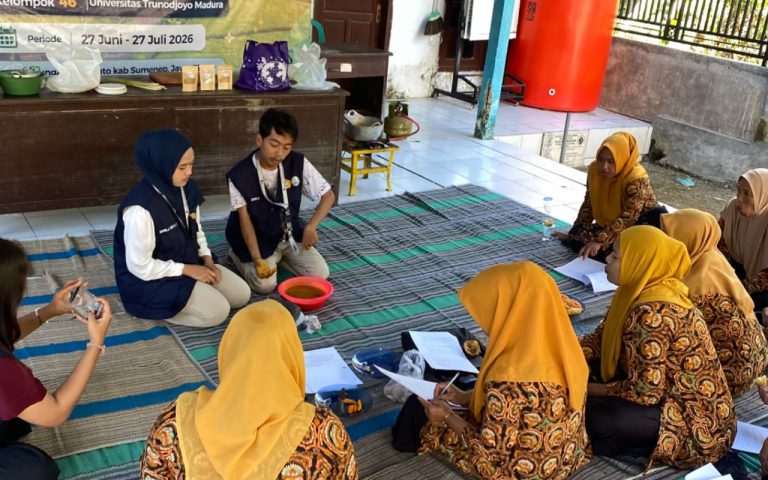 FOTO: KKN Kelompok 46 Universitas Trunojoyo Madura (UTM) saat menggelar pelatihan pengolahan cabe jamu (Piper retrofractum Vahl) menjadi minuman herbal bubuk. (Ist/wartazone.com)