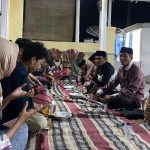 FOTO: KKN Kelompok 46 Universitas Trunojoyo Madura (UTM) saat menggelar edukasi pengolahan limbah jeroan ikan, kepada kelompok tani di Desa Bungbungan, Kabupaten Sumenep. (Ist/wartazone.com)