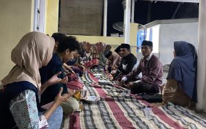 FOTO: KKN Kelompok 46 Universitas Trunojoyo Madura (UTM) saat menggelar edukasi pengolahan limbah jeroan ikan, kepada kelompok tani di Desa Bungbungan, Kabupaten Sumenep. (Ist/wartazone.com)