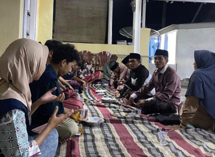 FOTO: KKN Kelompok 46 Universitas Trunojoyo Madura (UTM) saat menggelar edukasi pengolahan limbah jeroan ikan, kepada kelompok tani di Desa Bungbungan, Kabupaten Sumenep. (Ist/wartazone.com)