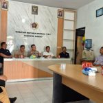 FOTO: Kapolresta Sumenep, Kombes Pol. Ariek Indra Sentanu bersama jajaran, bersilaturahmi dengan pengurus dan anggota Persatuan Wartawan Indonesia (PWI) Kabupaten Sumenep. (Panji Agira/wartazone.com)