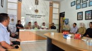 FOTO: Kapolresta Sumenep, Kombes Pol. Ariek Indra Sentanu bersama jajaran, bersilaturahmi dengan pengurus dan anggota Persatuan Wartawan Indonesia (PWI) Kabupaten Sumenep. (Panji Agira/wartazone.com)