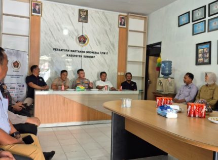 FOTO: Kapolresta Sumenep, Kombes Pol. Ariek Indra Sentanu bersama jajaran, bersilaturahmi dengan pengurus dan anggota Persatuan Wartawan Indonesia (PWI) Kabupaten Sumenep. (Panji Agira/wartazone.com)