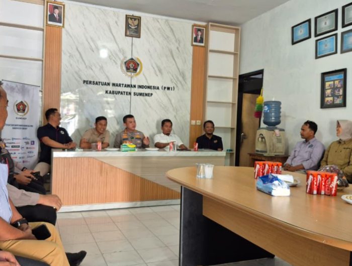 FOTO: Kapolresta Sumenep, Kombes Pol. Ariek Indra Sentanu bersama jajaran, bersilaturahmi dengan pengurus dan anggota Persatuan Wartawan Indonesia (PWI) Kabupaten Sumenep. (Panji Agira/wartazone.com)