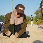 FOTO: Mahasiswa KKN Universitas Ibrahimy Sukorejo, Situbondo, bersama Karang Taruna Laskar Obor, SKK Migas–Kangean Energy Indonesia (KEI), menggelar aksi penanaman bibit mangrove di Desa Pagerungan Besar, Kecamatan Sapeken, Kabupaten Sumenep. (Panji Agira/wartazone.com)