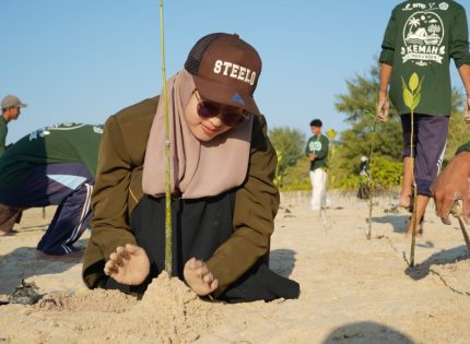 FOTO: Mahasiswa KKN Universitas Ibrahimy Sukorejo, Situbondo, bersama Karang Taruna Laskar Obor, SKK Migas–Kangean Energy Indonesia (KEI), menggelar aksi penanaman bibit mangrove di Desa Pagerungan Besar, Kecamatan Sapeken, Kabupaten Sumenep. (Panji Agira/wartazone.com)