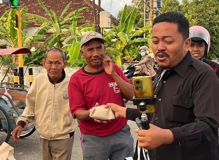 FOTO: Program berbagi makanan melalui kegiatan Jumat Berkah yang diinisiasi kreator konten Mana-Mana kembali digelar di Kabupaten Sumenep, Jawa Timur, Jumat (31/7/2026).