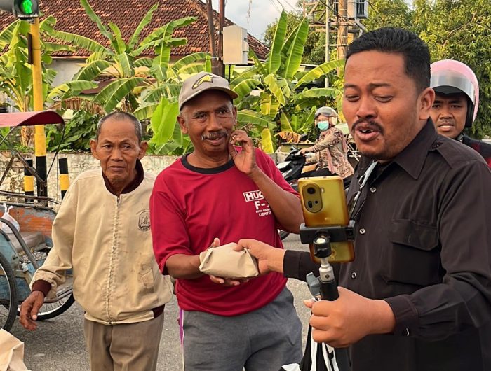FOTO: Program berbagi makanan melalui kegiatan Jumat Berkah yang diinisiasi kreator konten Mana-Mana kembali digelar di Kabupaten Sumenep, Jawa Timur, Jumat (31/7/2026).