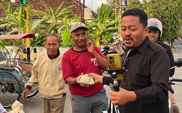 FOTO: Program berbagi makanan melalui kegiatan Jumat Berkah yang diinisiasi kreator konten Mana-Mana kembali digelar di Kabupaten Sumenep, Jawa Timur, Jumat (31/7/2026).