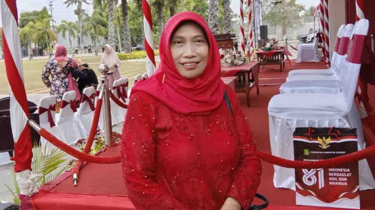 FOTO: Direktur RSUD dr. H. Moh. Anwar Sumenep, dr. Erliyati, setelah mengikuti upacara peringatan detik-detik Proklamasi Kemerdekaan RI di halaman Kantor Bupati Sumenep, Senin (17/8/2026).