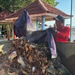 FOTO: Kegiatan kerja bakti di Spot Pancing Pantai Matahari, Desa Lobuk, Kecamatan Bluto, Sumenep. Kamis (27 Agustus 2026).