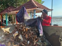 FOTO: Kegiatan kerja bakti di Spot Pancing Pantai Matahari, Desa Lobuk, Kecamatan Bluto, Sumenep. Kamis (27 Agustus 2026).