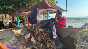 FOTO: Kegiatan kerja bakti di Spot Pancing Pantai Matahari, Desa Lobuk, Kecamatan Bluto, Sumenep. Kamis (27 Agustus 2026).