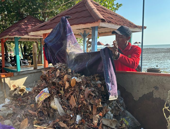 FOTO: Kegiatan kerja bakti di Spot Pancing Pantai Matahari, Desa Lobuk, Kecamatan Bluto, Sumenep. Kamis (27 Agustus 2026).