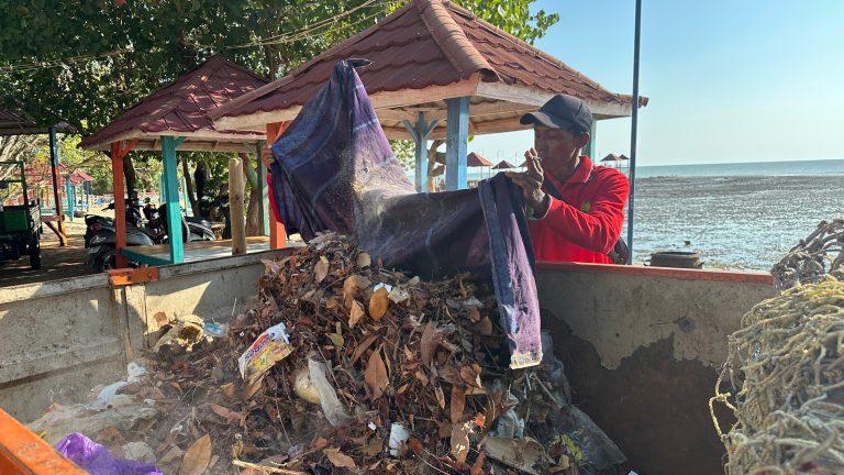 FOTO: Kegiatan kerja bakti di Spot Pancing Pantai Matahari, Desa Lobuk, Kecamatan Bluto, Sumenep. Kamis (27 Agustus 2026).