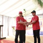FOTO: Penyerahan bibit mangrove secara simbolis dari ketua JMSI Sumenep kepada Sekda Kabupaten Sumenep. Jumat (28/8/2026). (Panji Agira/wartazone.com)