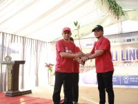 FOTO: Penyerahan bibit mangrove secara simbolis dari ketua JMSI Sumenep kepada Sekda Kabupaten Sumenep. Jumat (28/8/2026). (Panji Agira/wartazone.com)