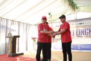 FOTO: Penyerahan bibit mangrove secara simbolis dari ketua JMSI Sumenep kepada Sekda Kabupaten Sumenep. Jumat (28/8/2026). (Panji Agira/wartazone.com)