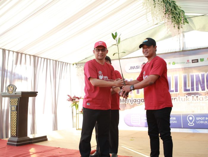 FOTO: Penyerahan bibit mangrove secara simbolis dari ketua JMSI Sumenep kepada Sekda Kabupaten Sumenep. Jumat (28/8/2026). (Panji Agira/wartazone.com)