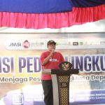 FOTO: Kepala Desa Lobuk, Moh Saleh, menyampaikan sambutan dalam kegiatan penanaman bibit mangrove di kawasan wisata Spot Pancing Pantai Matahari, Desa Lobuk, Kecamatan Bluto, Sumenep, Jumat (28/8/2026). (Panji Agira/Warta Zone)