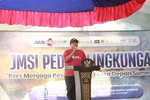 FOTO: Kepala Desa Lobuk, Moh Saleh, menyampaikan sambutan dalam kegiatan penanaman bibit mangrove di kawasan wisata Spot Pancing Pantai Matahari, Desa Lobuk, Kecamatan Bluto, Sumenep, Jumat (28/8/2026). (Panji Agira/Warta Zone)