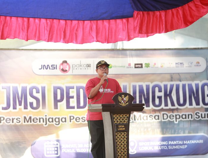 FOTO: Kepala Desa Lobuk, Moh Saleh, menyampaikan sambutan dalam kegiatan penanaman bibit mangrove di kawasan wisata Spot Pancing Pantai Matahari, Desa Lobuk, Kecamatan Bluto, Sumenep, Jumat (28/8/2026). (Panji Agira/Warta Zone)