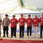FOTO: Sesi foto bersama usai penyerahan secara simbolis 1.500 bibit mangrove, yang digagas Jaringan Media Siber Indonesia (JMSI) Kabupaten Sumenep, di kawasan Wisata Spot Pancing Pantai Matahari, Desa Lobuk, Kecamatan Bluto, Jumat (28/8/2026).
