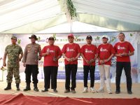 FOTO: Sesi foto bersama usai penyerahan secara simbolis 1.500 bibit mangrove, yang digagas Jaringan Media Siber Indonesia (JMSI) Kabupaten Sumenep, di kawasan Wisata Spot Pancing Pantai Matahari, Desa Lobuk, Kecamatan Bluto, Jumat (28/8/2026).
